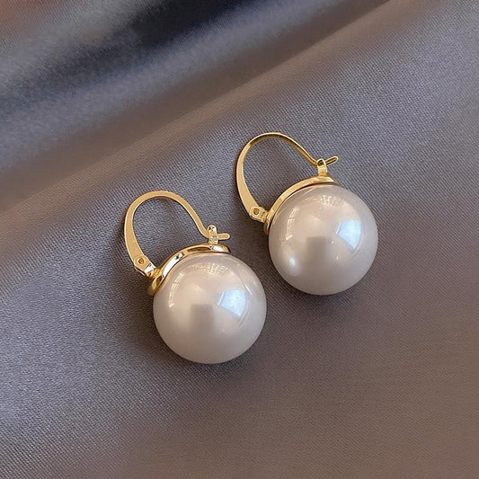 Minimal Mood Pearl Earrings