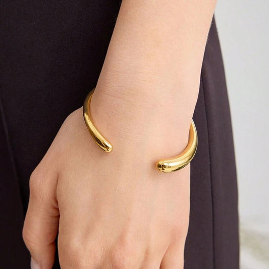 Subtle Strand Gold Bracelet
