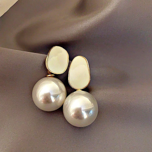 Contours of Pearl Earrings