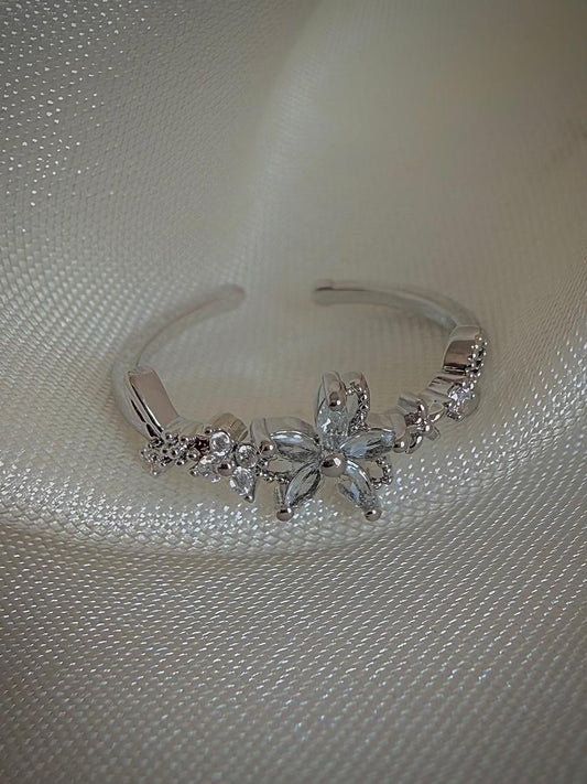 Lyria Dreamy Floral Ring