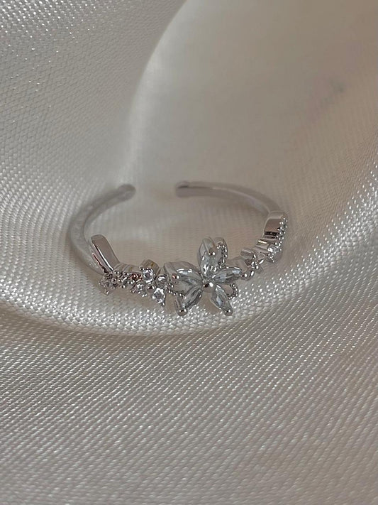 Lyria Dreamy Floral Ring