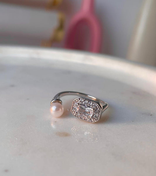 She’s elegant! Pearl Ring