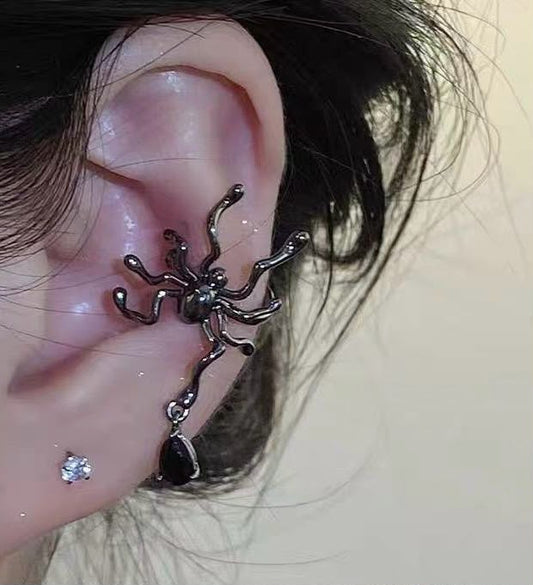 Midnight Widow Ear Cuff (1 pcs )