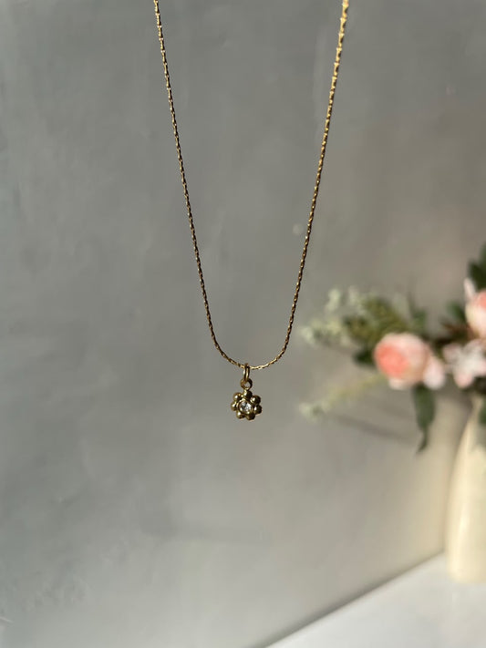 Tiny Trace Flower Necklace
