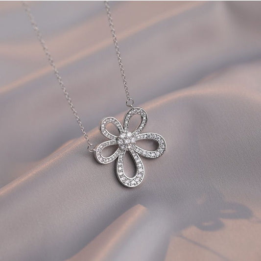 I’m Daisy Flower Necklace