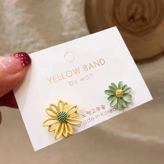 MISMATCH DAISY STUDS