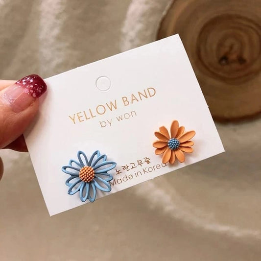 MISMATCH DAISY STUDS