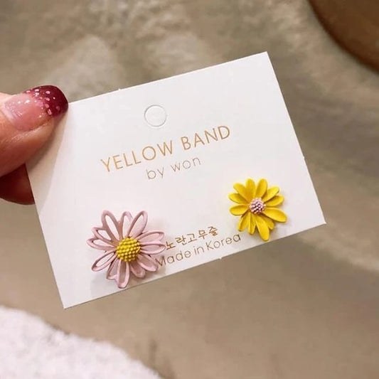 MISMATCH DAISY STUDS