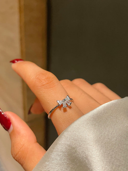 Minimal Bow ring- silver