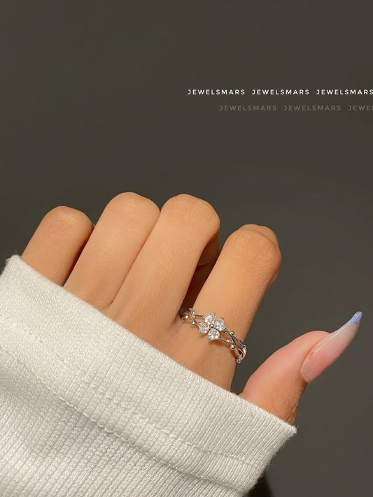 Periwinkle Flower Ring - white