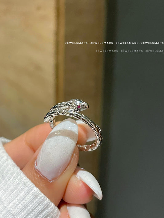 Snake around the hand ring