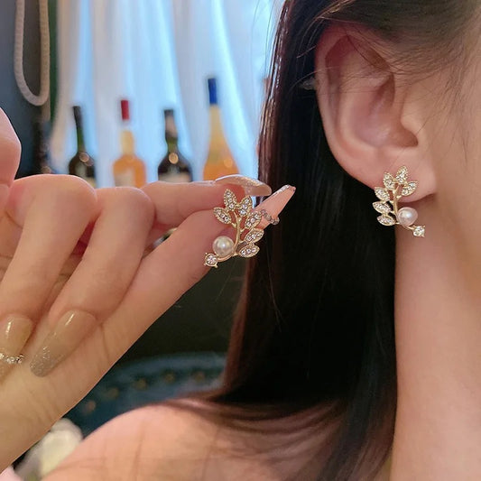 Minimal Leaf Pearl Korean Earrings
