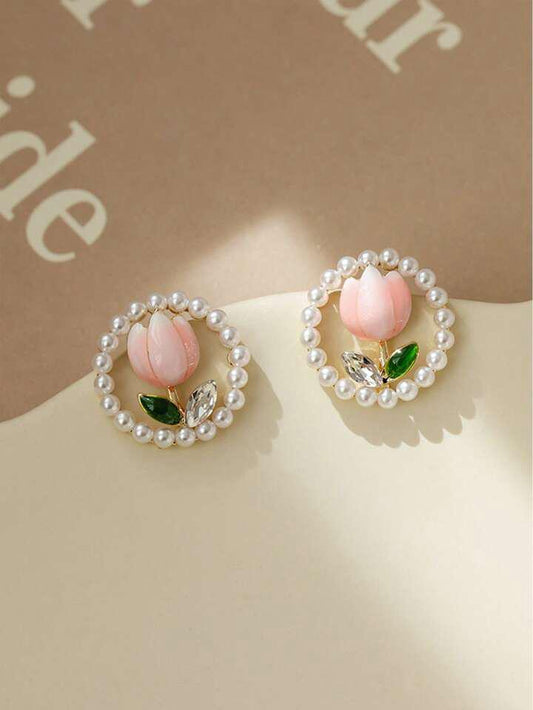 Minimal Pearl detailed Tulip Earrings