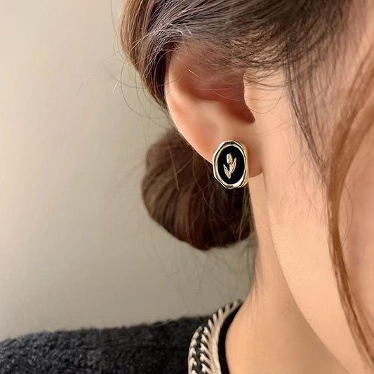 Minimal Tulip Earrings- black