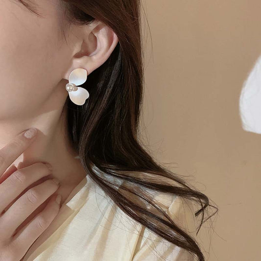 Delicately yours! Pearl Earrings