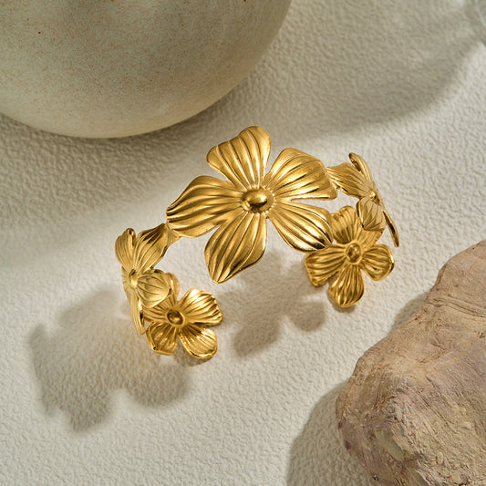 Daisy dipped in Gold Ring