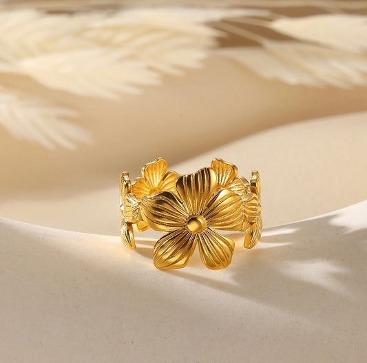 Daisy dipped in Gold Ring