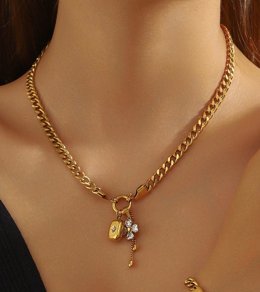 Twinkling Duchess Flower Necklace