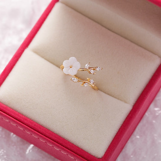 Snowy sparkle Flower Ring
