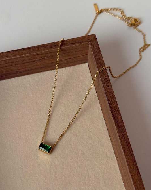 Square-structured Green Necklace