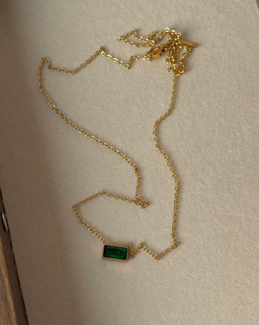 Square-structured Green Necklace