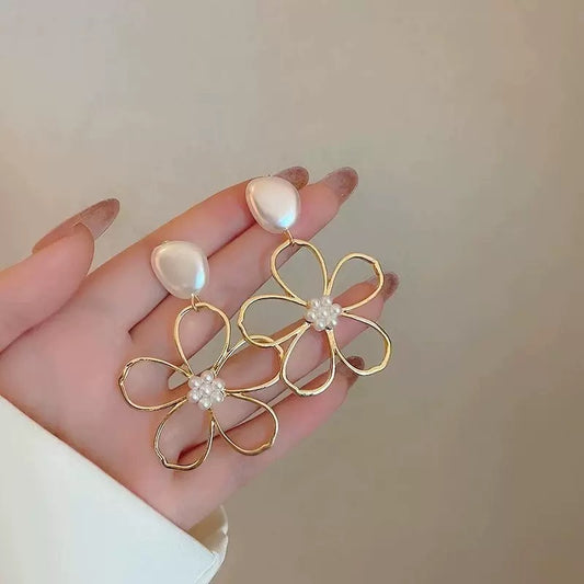 Daisy in Pearls Earrings