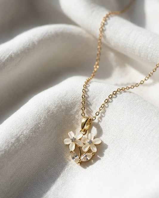 Blooming Beside! White Floral Necklace