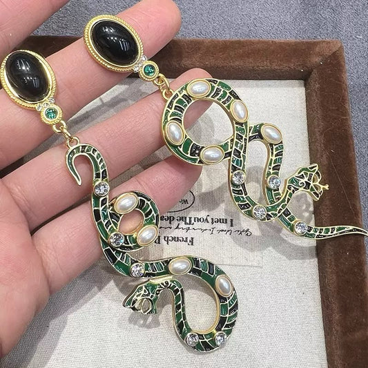 Hissing Aura Pearl Embellishment Earrings