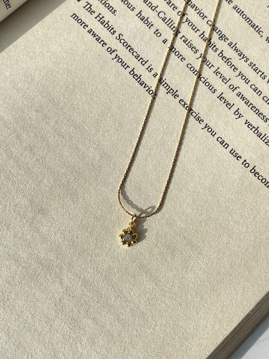 Tiny Trace Flower Necklace