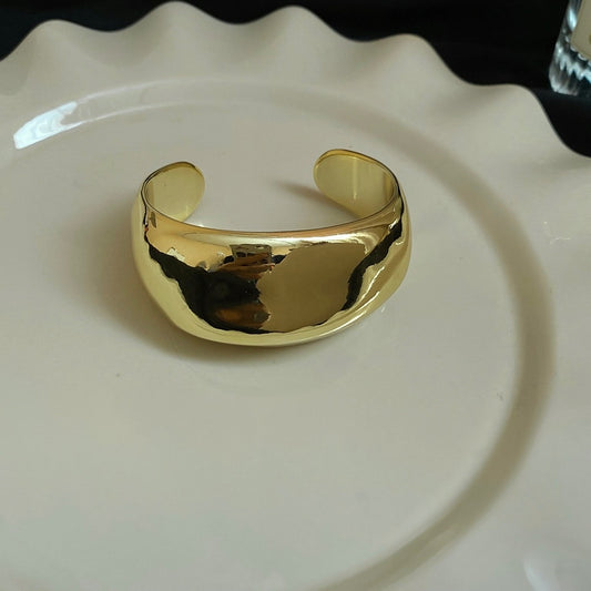 It-girl energy Handcuff