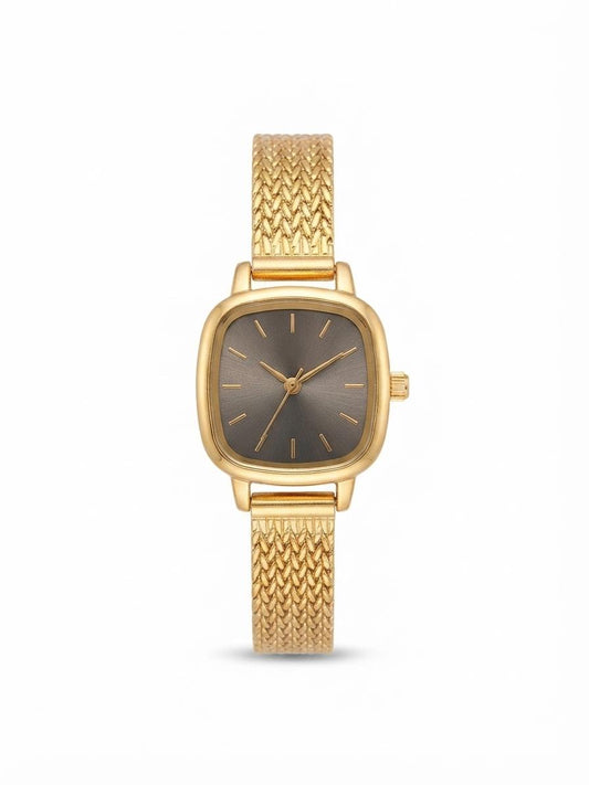 She’s so Vogue! Golden Mesh Watch