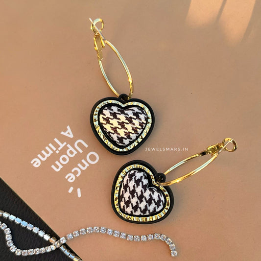 KOREAN PLAID HEART HOOP EARRINGS - black