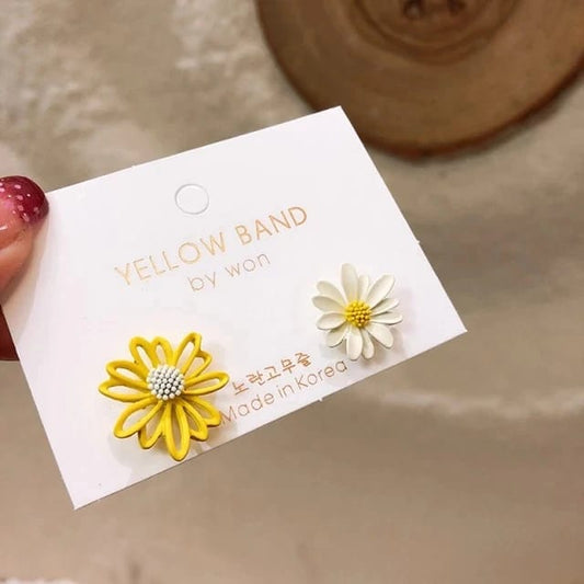 MISMATCH DAISY STUDS